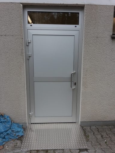 Alutür mit Paneelfüllung und Oberlicht Festverglasung