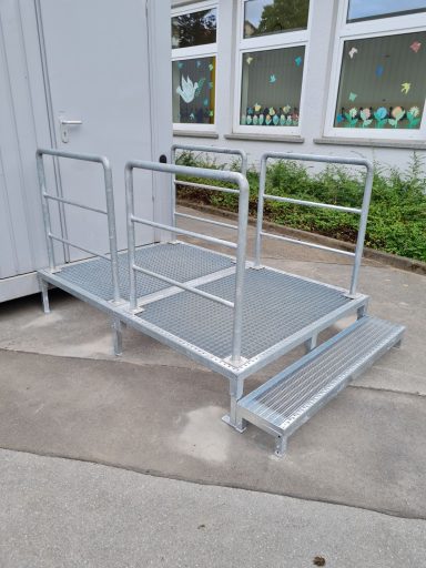 Aluminiums Rampe mit Geländer, geeignet für den Zugang zu Gebäuden.