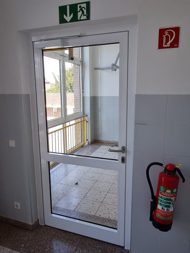 Alu-Rauchschutztür in einer öffentlichen Schule.