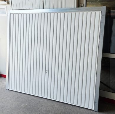 Graue, vertikale Lamellen-Tür mit einem schmalen Schloss in der Mitte.