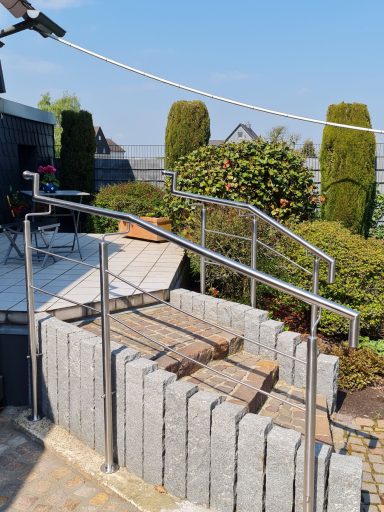 Edelstahl-Handlauf entsprechend des Treppenverlaufs gebogen