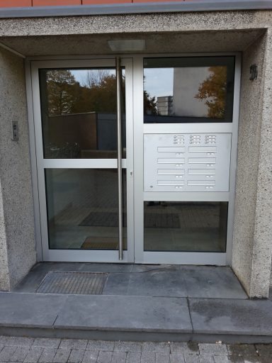 Aluminium Eingangstür mit Briefkastenanlage für Mehrparteienwohnungen