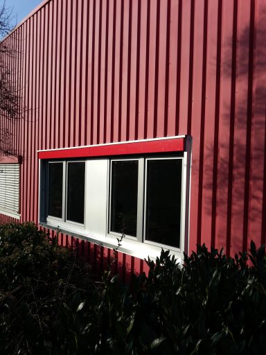 Mehrere Fensterreihen inkl. Raffstoren, elektrisch. 