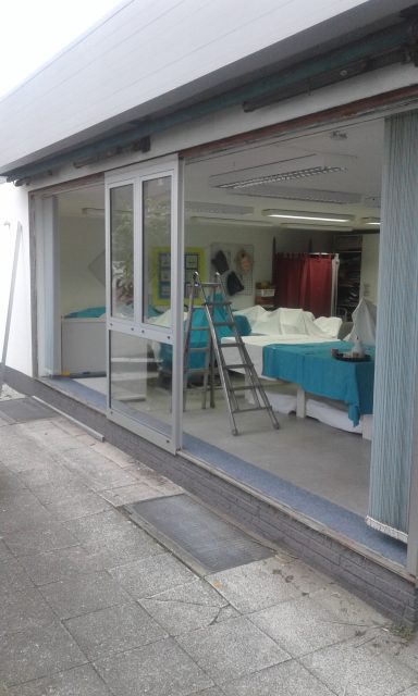 Ein geschlossenes Schaufenster mit einem nachträglich eingearbeitetes Fenster zum Lüften