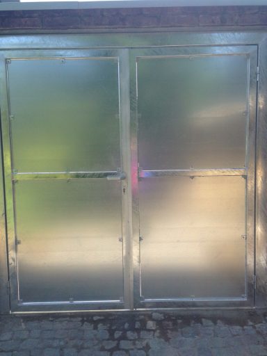 2-flügelige Stahltür mit Blechfüllung in feuerverzinkt